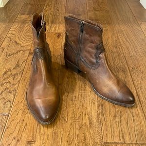 FRYE Ray Seam Short Ankle Boot Cognac